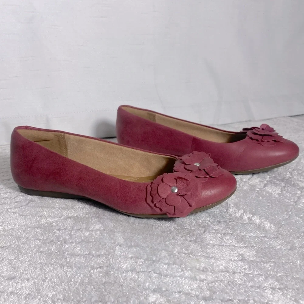 Clarks Artisan Leather Floral Flats Sz 6M
